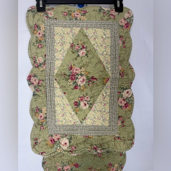 Floral Cottagecore Reversable Quilted Table Runner and Placemats - Picture 2 of 13